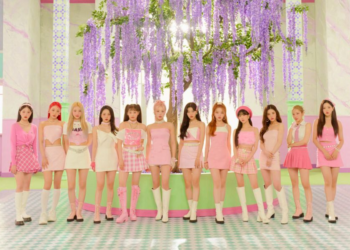 Tour Debut Loona