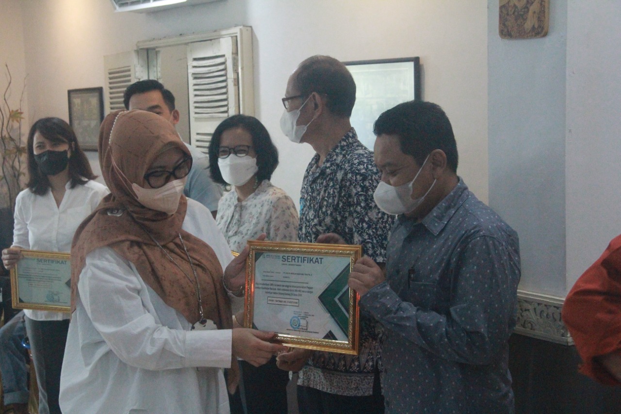 Penuhi Kewajiban, Duniatex Grup Terima Sertifikat Kepesertaan JKN