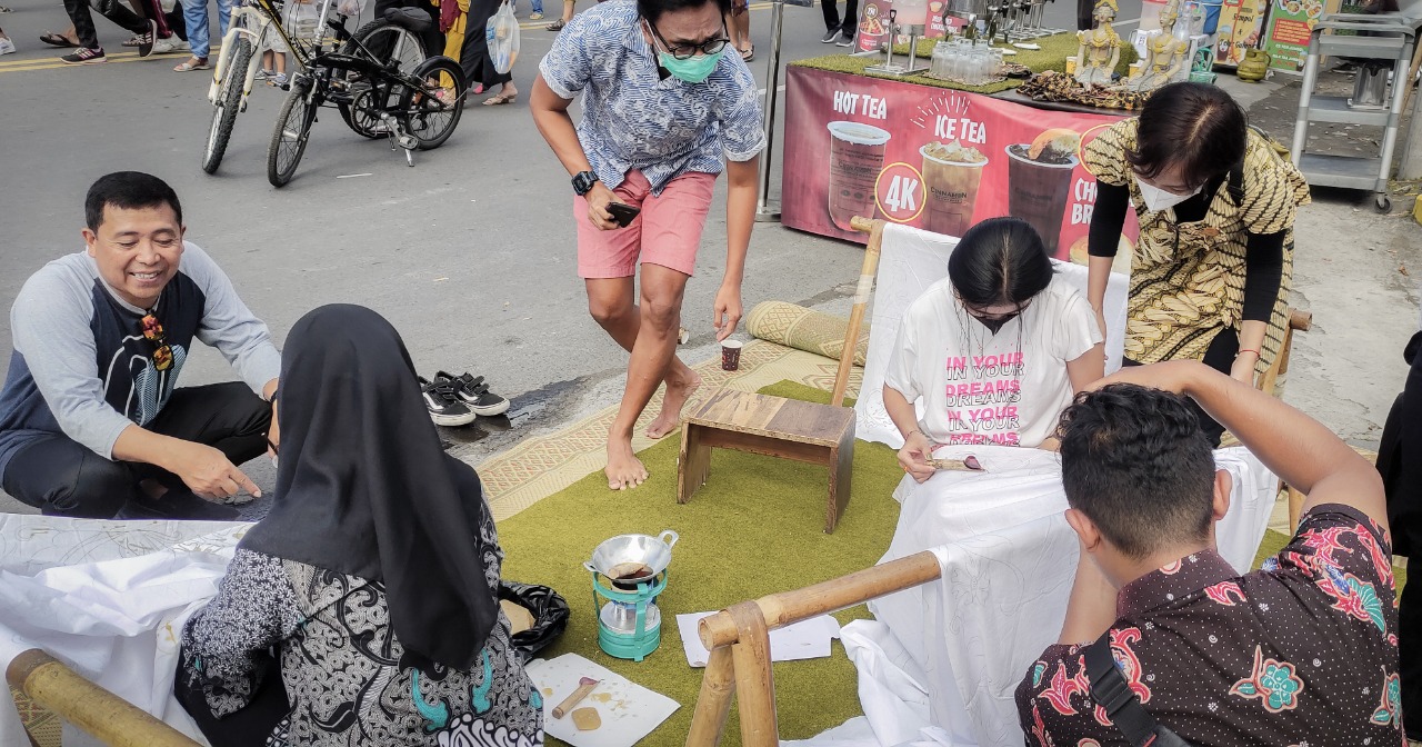 Peringati Hari Batik Nasional, Alana Hotel Solo Gelar Acara Nyanthing dan Bagi Es Krim Gratis