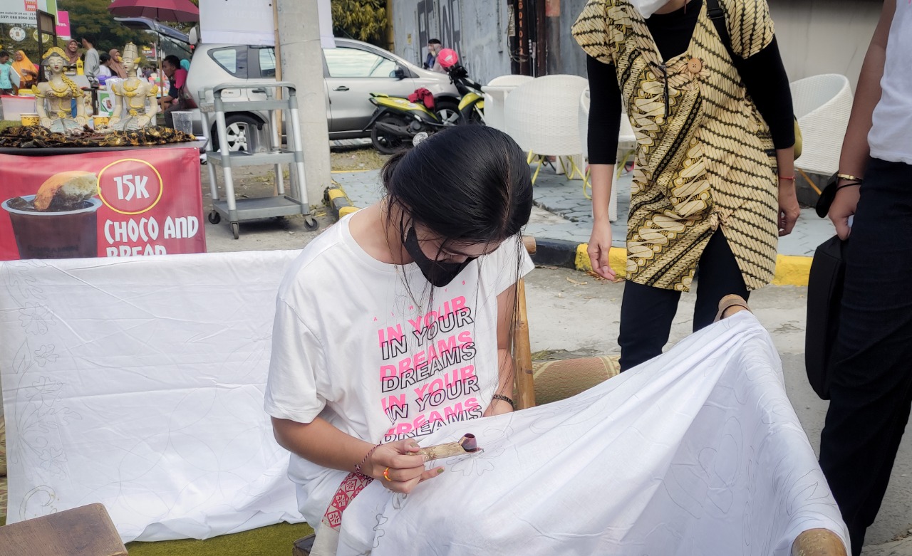 Peringati Hari Batik Nasional, Alana Hotel Solo Gelar Acara Nyanthing dan Bagi Es Krim Gratis