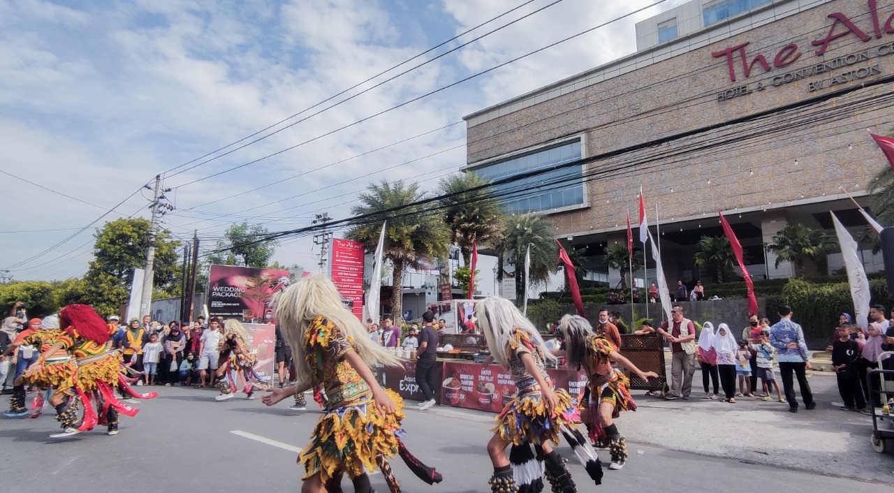 Peringati Hari Batik Nasional, Alana Hotel Solo Gelar Acara Nyanthing dan Bagi Es Krim Gratis