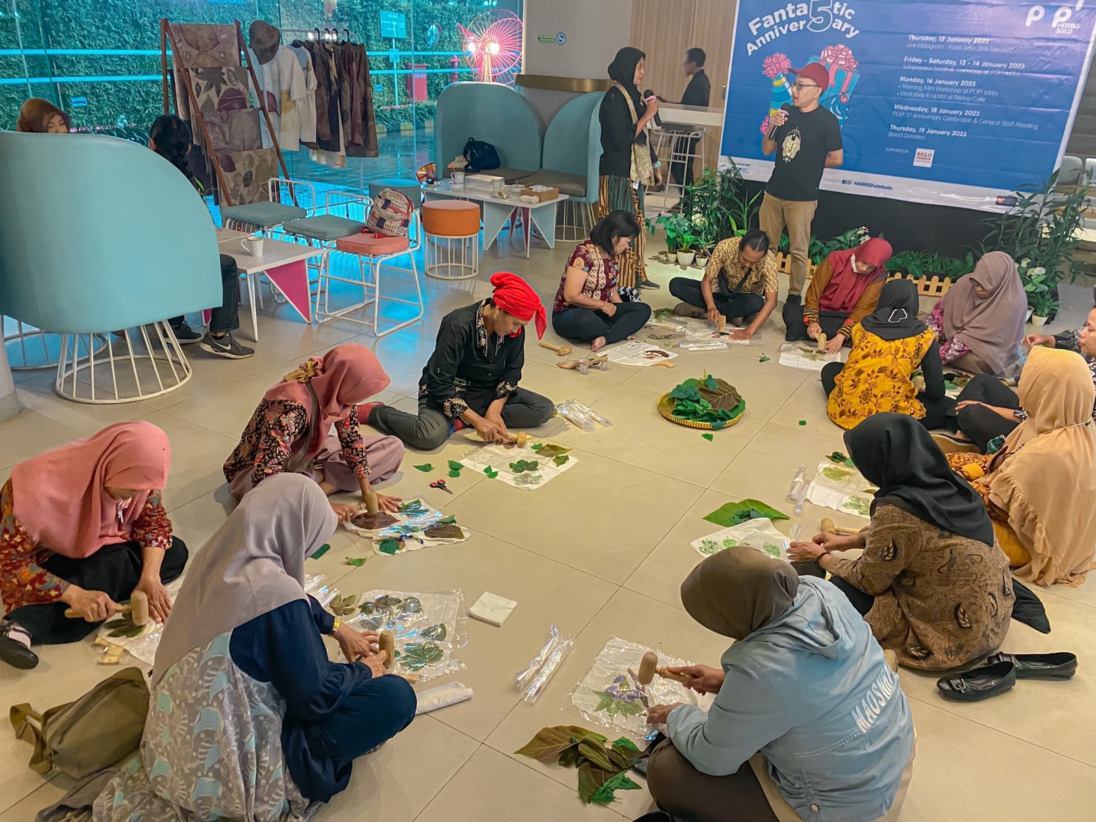 Rayakan Anniversary Ke-5, POP! Hotel Solo Gelar Workshop Ecoprint Bareng UMKM Solo Preneur