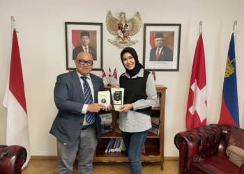 Mbak Rektor UNSA Astrid Widayani (Kanan) di Kedutaan Besar Indonesia untuk Swiss.