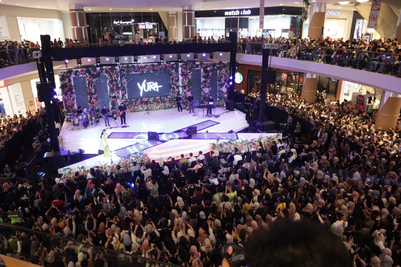 Yura Yunita Pukau Penonton di Indulging Flowerland The Park Mall