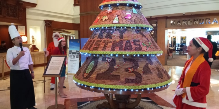 Pohon Natal Unik di The Sunan Hotel Solo