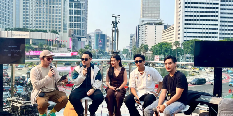 Bikin Galau, Lagu Terbaru “Tuk Singgah” Hasil Kolaborasi Daun Jatuh dan Prilly Latuconsina