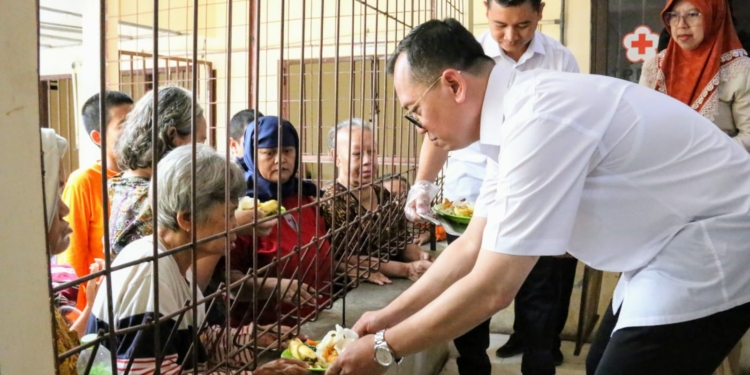 Manajemen Lorin Solo Hotel Berkunjung ke Griya PMI Peduli, sekaligus Makan Bersama dengan Seluruh Penghuni