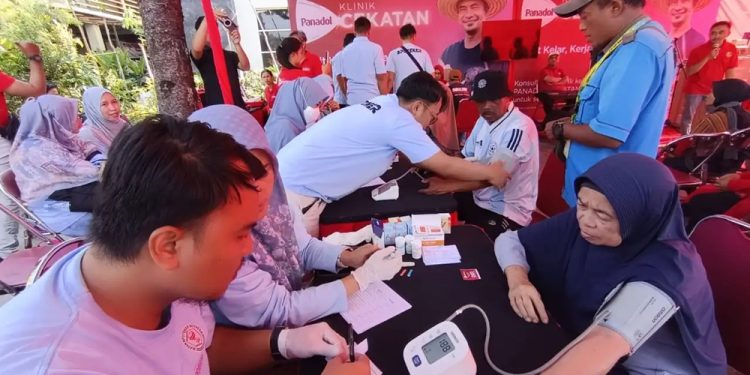 Berlangsung 2 Hari, Warga dan Pedagang Pasar Tawangmangu Antusias Ikuti Pengobatan Gratis dari Panadol