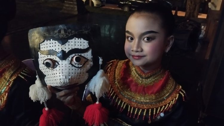Sosok Di Balik Topeng, Saat Karakter Bercerita Melalui Gerakan Tak Terbatas Gender