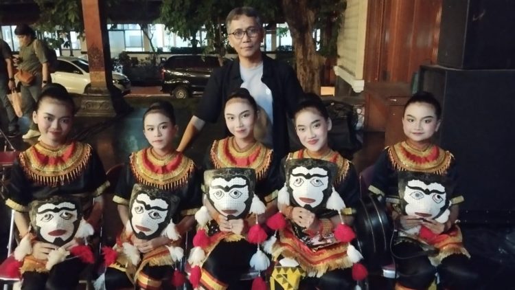 Sosok Di Balik Topeng, Saat Karakter Bercerita Melalui Gerakan Tak Terbatas Gender