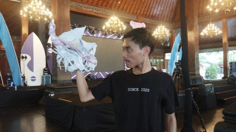 Sosok Di Balik Topeng, Saat Karakter Bercerita Melalui Gerakan Tak Terbatas Gender