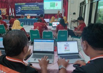 Guru SMPN 9 Surakarta Latihan Membuat Media Pembelajaran Berbasis AI