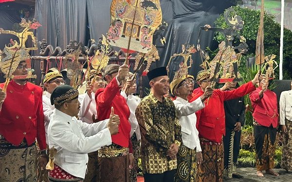 pentas wayang kulit sumanto ketua dprd jateng