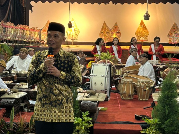 Paguyuban Dalang se-Karanganyar Nobatkan Ketua DPRD Jateng Sumanto Bapaknya Wayang Bumi Intanpari