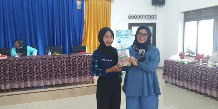 Pelatihan Literasi Dengan Media Stimulus Novel “Misteri Cokelat” Karya VY Harmayanthi