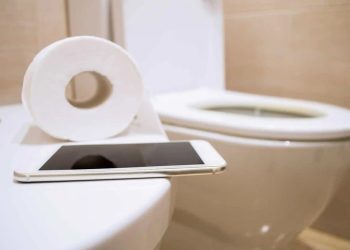 Ini Bahaya Kebiasaan Main Ponsel di Toilet
