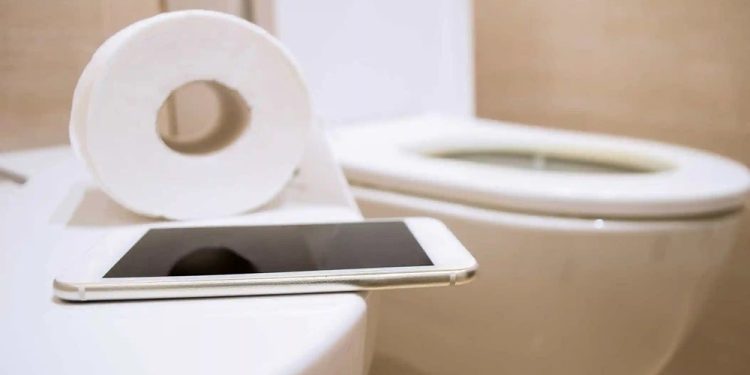 Ini Bahaya Kebiasaan Main Ponsel di Toilet
