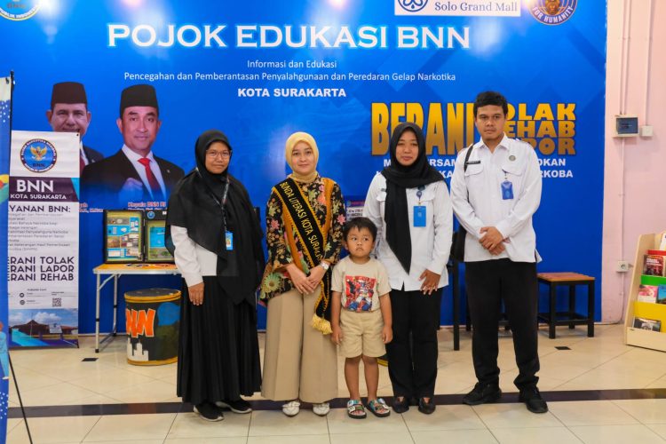 Bunda Literasi Kota Solo Venessa Winastesia Apresiasi Pojok Baca di NEO Solo Grand Mall