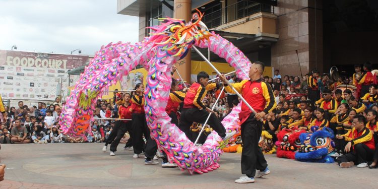 Lautan Manusia Padati NEO Solo Grand Mall Saat Imlek, Barongsai Tonggak & Liong Tampil Spektakuler!