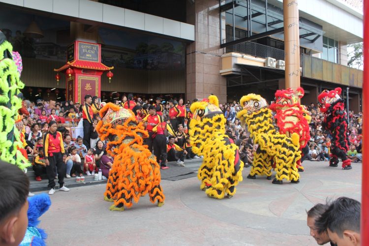 Lautan Manusia Padati NEO Solo Grand Mall Saat Imlek, Barongsai Tonggak & Liong Tampil Spektakuler!