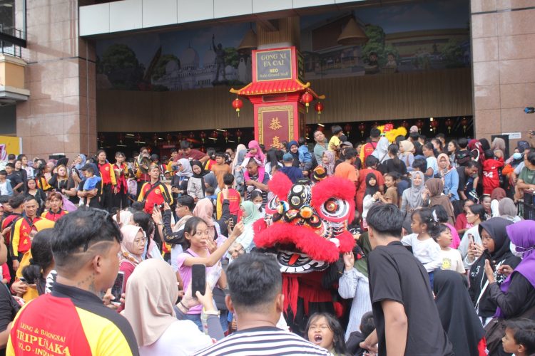 Lautan Manusia Padati NEO Solo Grand Mall Saat Imlek, Barongsai Tonggak & Liong Tampil Spektakuler!