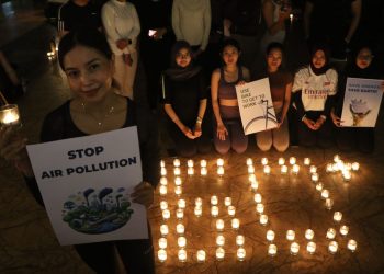 Mercure Solo Ajak Hemat Energi di Momentum Earth Hour Lewat “Glow in The Dark Yoga”