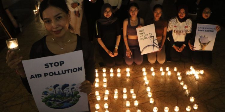 Mercure Solo Ajak Hemat Energi di Momentum Earth Hour Lewat “Glow in The Dark Yoga”