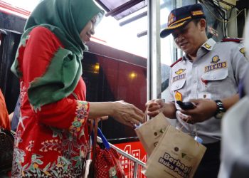 Dompet Dhuafa Bersama Dishub Kota Semarang Salurkan Ratusan Paket Berbuka dan Sembako