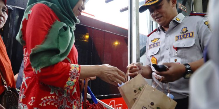 Dompet Dhuafa Bersama Dishub Kota Semarang Salurkan Ratusan Paket Berbuka dan Sembako