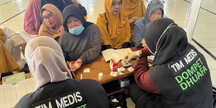 Aksi Ramadan Sehat, Dompet Dhuafa Dampingi 50 Lansia Forsilaba Jaga Kesehatan Selama Puasa