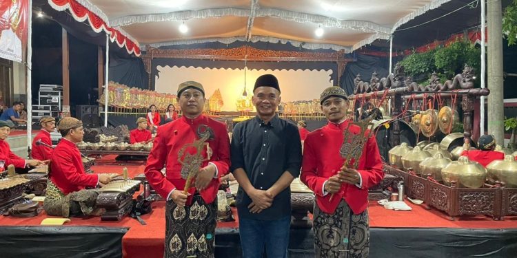 Rutin Pentaskan Wayang Kulit, Ketua DPRD Jateng Sumanto Digelari Satriya Pelestari Budaya Ringgit Purwa