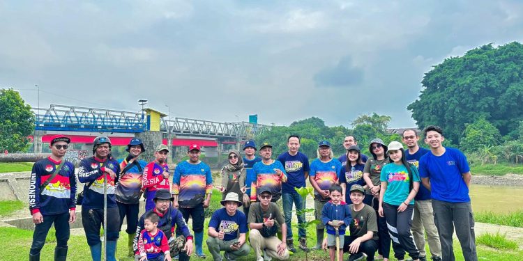 Peringati Hari Bumi, Hotel Adhiwangsa & BBWS Kolaborasi Tanam Pohon di Urban Forest Bengawan Solo