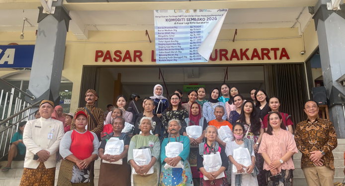 Mercure Solo Gelar Aksi Sosial, Berbagi Kebahagiaan kepada Buruh Gendong di Pasar Legi