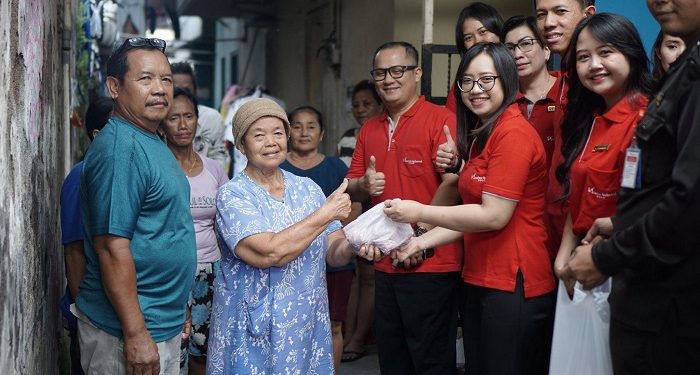 Swiss-Belhotel Solo Salurkan Daging Kurban untuk Perkuat Hubungan dengan Warga