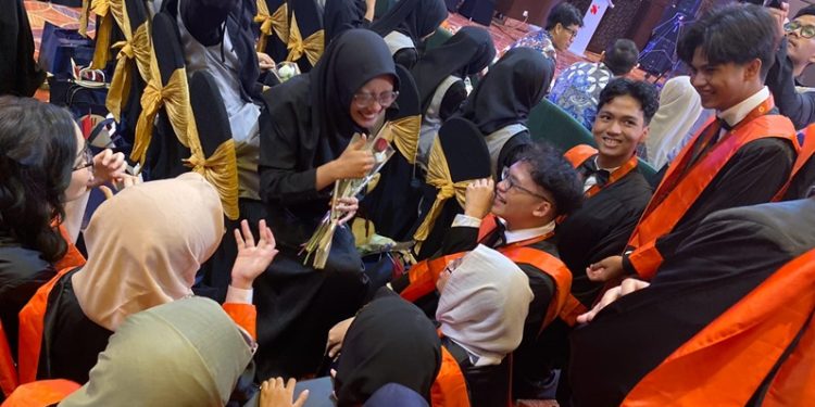 Khidmat dan Penuh Haru, Ini Rekaman Lensa Wisuda Perdana SMA Unggulan Rushd Sragen