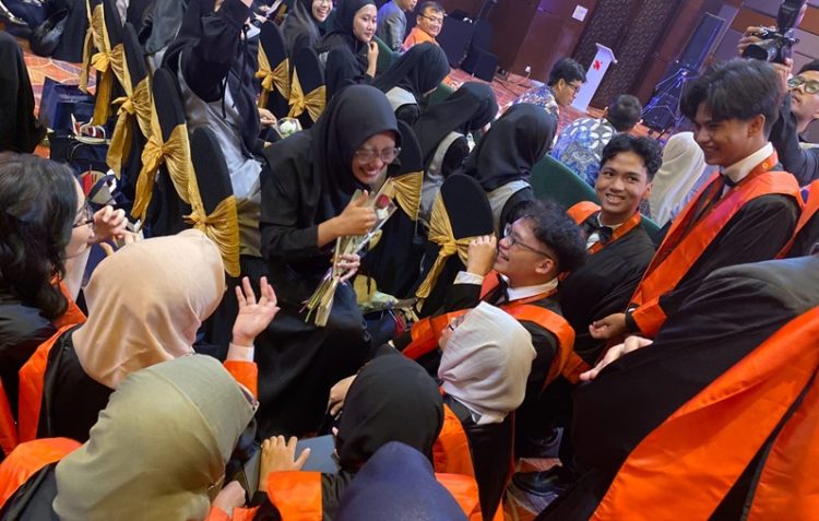 Khidmat dan Penuh Haru, Ini Rekaman Lensa Wisuda Perdana SMA Unggulan Rushd Sragen