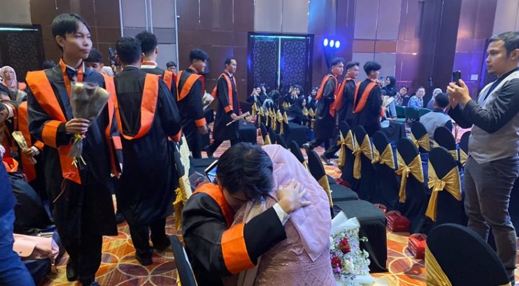 Khidmat dan Penuh Haru, Ini Rekaman Lensa Wisuda Perdana SMA Unggulan Rushd Sragen
