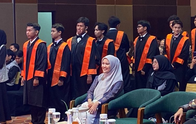 Khidmat dan Penuh Haru, Ini Rekaman Lensa Wisuda Perdana SMA Unggulan Rushd Sragen