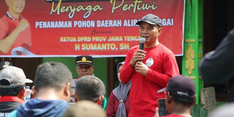 Jelang Bulan Bung Karno, Ketua DPRD Jateng Sumanto Gerakkan Warga Tanam Pohon di Lereng Gunung Lawu