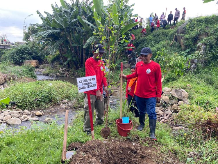 Jelang Bulan Bung Karno, Ketua DPRD Jateng Sumanto Gerakkan Warga Tanam Pohon di Lereng Gunung Lawu