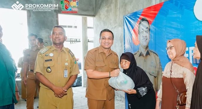 Ratusan Lansia Panjang Baru Pekalongan Terima Bingkisan dan Layanan Kesehatan Gratis