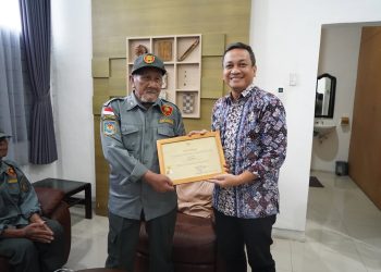 Petugas Linmas Senior Pekalongan Terima Santuan dari Wali Kota Aaf