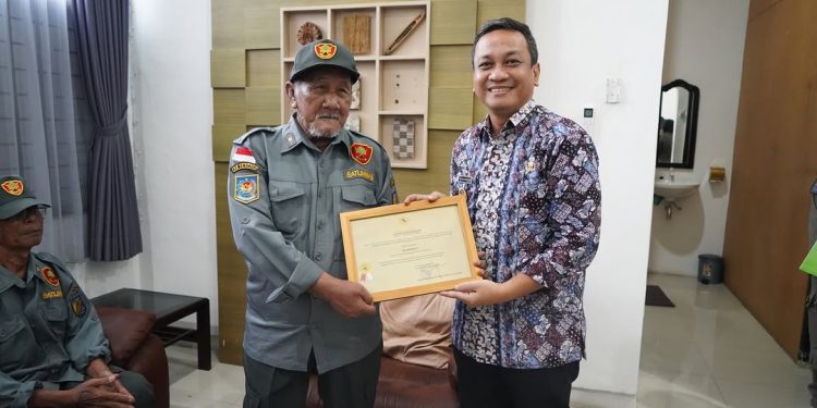 Petugas Linmas Senior Pekalongan Terima Santuan dari Wali Kota Aaf
