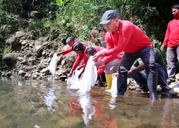 Tanam Pohon dan Tebar Benih Ikan di Karangpandan, Sumanto: Harus Ikhlas untuk Anak Cucu Kita