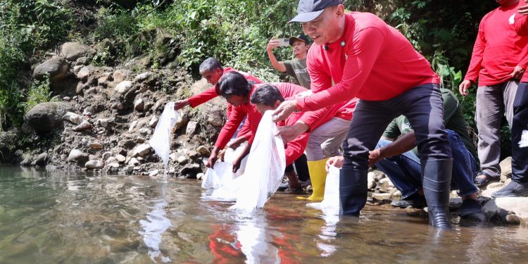 Tanam Pohon dan Tebar Benih Ikan di Karangpandan, Sumanto: Harus Ikhlas untuk Anak Cucu Kita