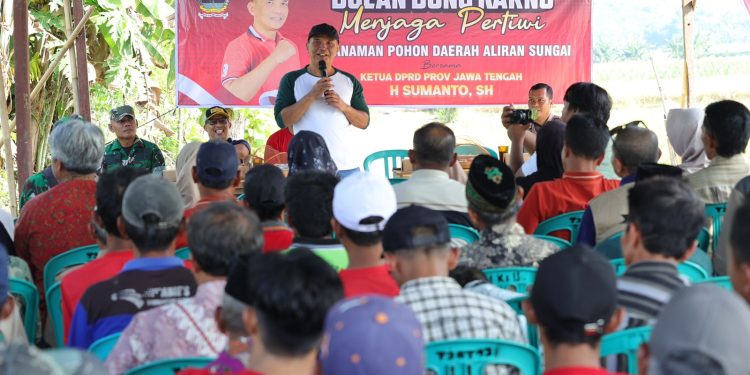 Bulan Bung Karno, Ketua DPRD Jateng Sumanto Ajak Warga Dayu Karanganyar Tanam Pohon