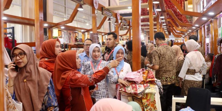 Dekranasda Pekalongan Kenalkan Kerajinan Kain Perca di HUT Ke-46 Dekranas