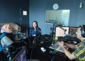 Pemimpin Redaksi & COO Solopos Media Group Rini Yustiningsih (kiri) dan Figure of Women in Leadership Retno Wulandari (kiri kedua) membahas kepemimpinan perempuan, tantangan menjadi pemimpin, hingga pentingnya kompetensi dalam membangun karier dalam Talkshow Selasar pada siaran Radio Solopos, Senin (3/8/2026). (Radio Solopos)
