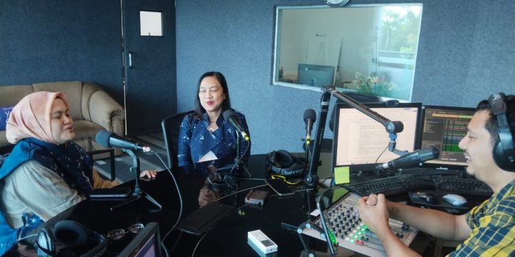 Pemimpin Redaksi & COO Solopos Media Group Rini Yustiningsih (kiri) dan Figure of Women in Leadership Retno Wulandari (kiri kedua) membahas kepemimpinan perempuan, tantangan menjadi pemimpin, hingga pentingnya kompetensi dalam membangun karier dalam Talkshow Selasar pada siaran Radio Solopos, Senin (3/8/2026). (Radio Solopos)