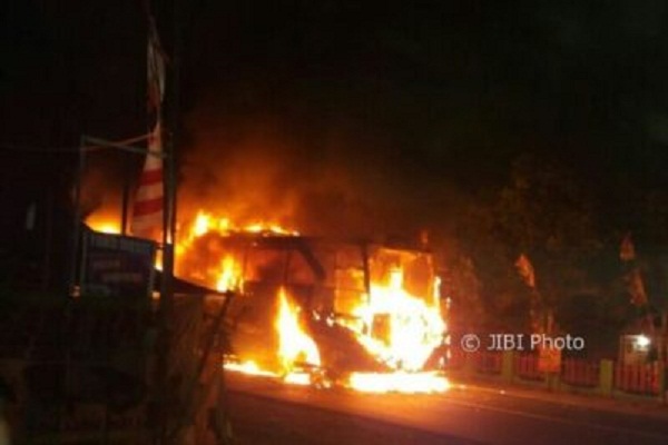 Bus Kramat Jati dan Bus PJT Tabrakan di Tol Kalikangkung, Api Membara